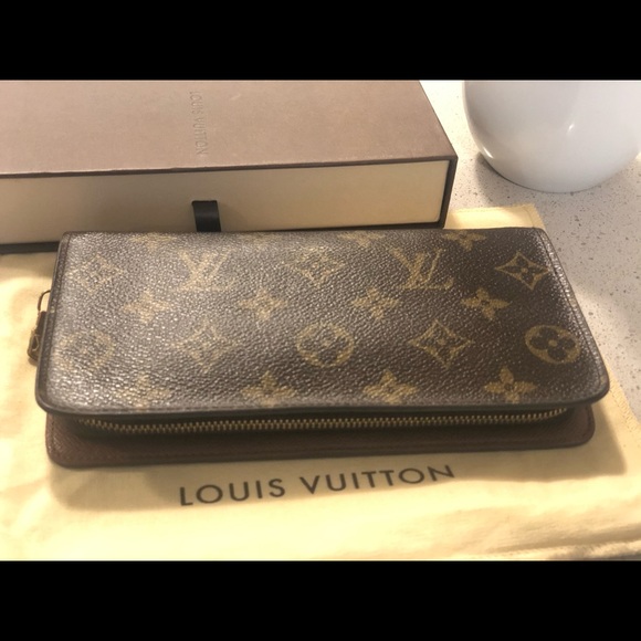 āSoldāLouis Vuitton Zippy Wallet - Picture 3 of 13